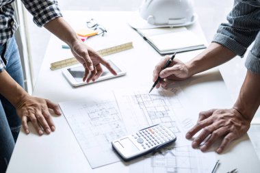 Modellik ve planlama alanında ortaklık ve mühendislik araçlarıyla çalışmak üzere proje için mühendis veya mimar toplantısının inşaat ve yapı konsepti, her iki şirket için de sözleşme.