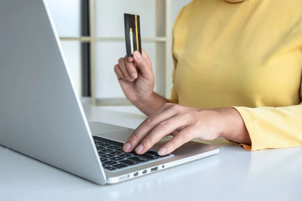 Kobieta Korzystająca Karty Kredytowej Kod Bezpieczeństwa Płatności Online Zakupy Obsługi — Zdjęcie stockowe