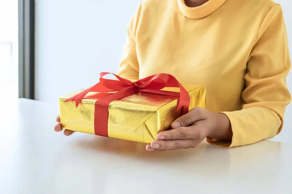 Mujer Joven Sosteniendo Caja Regalo Entre Con Saludo Cumpleaños Día —  Fotos de Stock