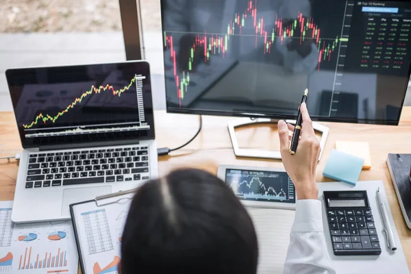 Zakenvrouw Werken Met Computer Laptop Denken Analyseren Van Graph Stock — Stockfoto