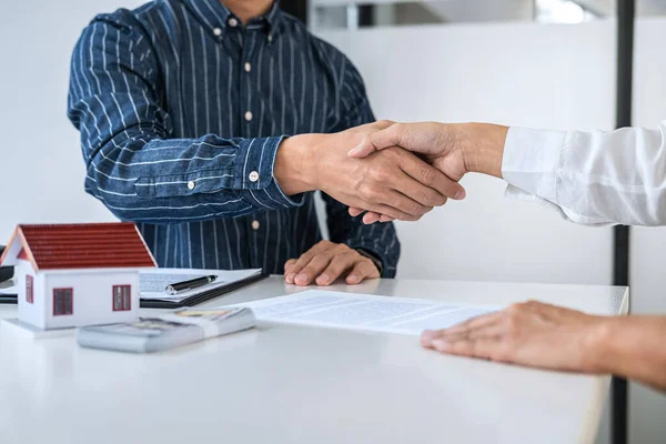 Makelaar Klanten Schudden Handen Samen Vieren Afgewerkt Contract Ondertekening Woningverzekering — Stockfoto