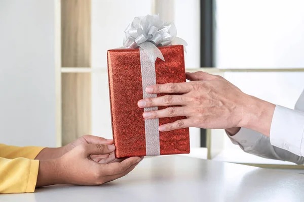 Pareja Dando Caja Regalo Uno Otro Con Saludo Cumpleaños Día —  Fotos de Stock