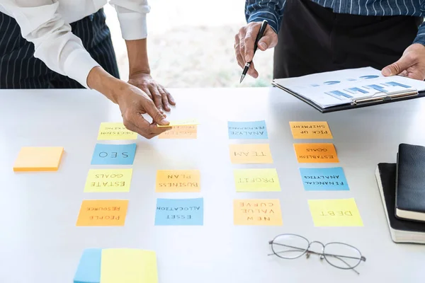 Twee Creatieve Zakenmensen Vergadering Planning Gebruik Maken Van Post Het — Stockfoto