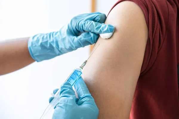 医生让注射疫苗的病人在诊所预防流感 流感或流感病毒的大流行 — 图库照片