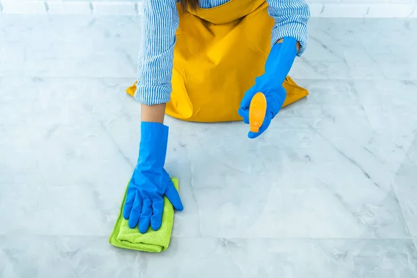 Conceito Limpeza Limpeza Esposa Jovem Feliz Luvas Borracha Azul Limpando — Fotografia de Stock