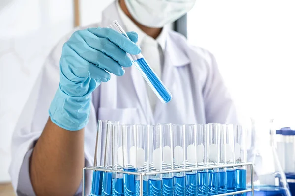 Scienziato Medico Laboratorio Che Lavora Laboratorio Biotecnologico Utilizzando Attrezzature Ricerca — Foto Stock