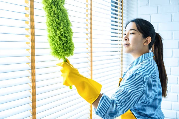 Oda Temizliği Temizlik Konsepti Sarı Lastik Eldivenli Mutlu Genç Kadın — Stok fotoğraf