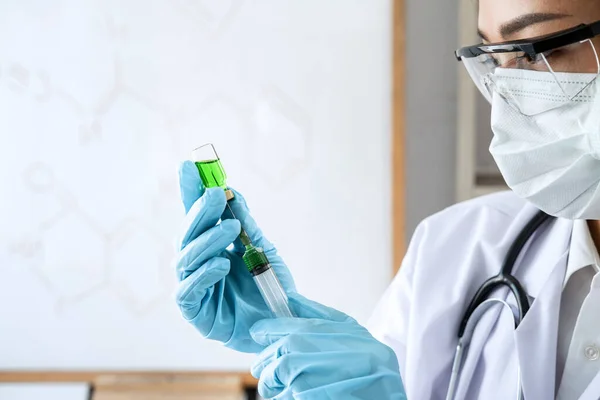 Médico Sostiene Jeringa Vacuna Con Guantes Azules Para Preparar Prevención — Foto de Stock