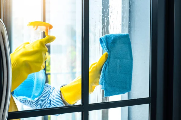 Temizliği Temizlik Konsepti Evde Cam Temizlerken Toz Temizleyen Mutlu Genç — Stok fotoğraf