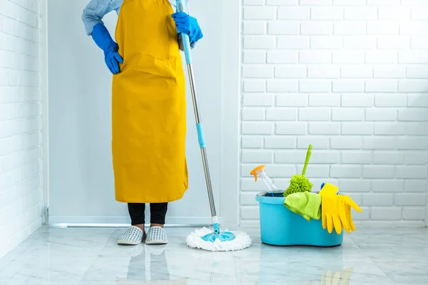 Oda Temizliği Temizlik Konsepti Mavi Eldivenli Mutlu Genç Kadın Evde — Stok fotoğraf