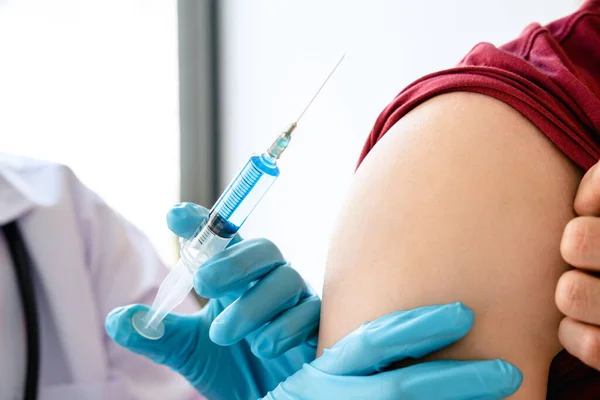 Lékař Provádějící Injekční Očkování Pacienta Prevenci Pandemie Onemocnění Chřipky Nebo — Stock fotografie