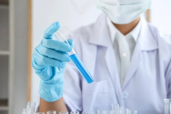 Tudós Vagy Orvosi Lab Kabát Gazdaság Kémcsőbe Reagens Laboratóriumi Üvegáru — Stock Fotó