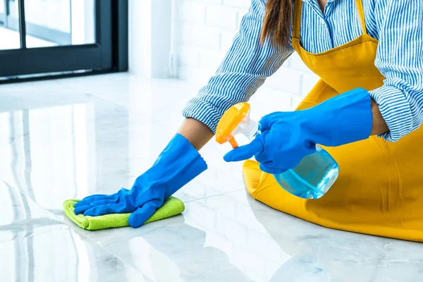 Sprzątanie Sprzątanie Żony Szczęśliwa Młoda Kobieta Niebieskich Gumowych Rękawiczkach Wycieranie — Zdjęcie stockowe