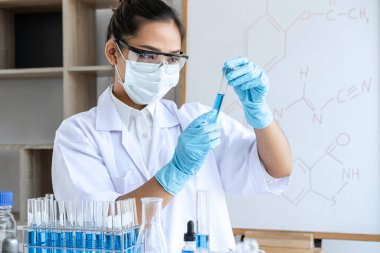 Bilim adamı veya tıbbi laboratuvar kat holding test tüp ile reaktif, laboratuvar cam ürünleri içeren kimyasal sıvı, biyokimya Laboratuvarı araştırma.