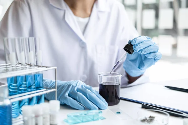 실험실 코트에 과학자나 의학박사는 분무기를 드로퍼를 플라스크 물질이 실험실 현미경 — 스톡 사진