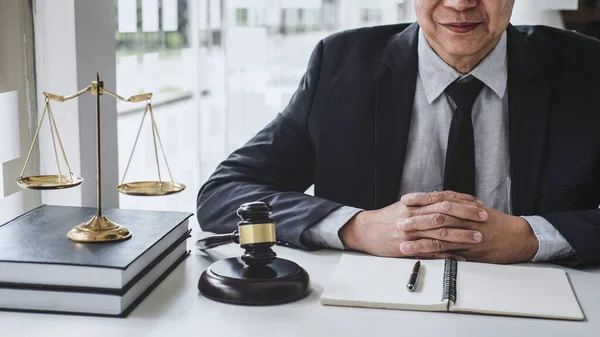 Advogado Masculino Juiz Que Trabalha Com Papéis Contratuais Livros Direito — Fotografia de Stock