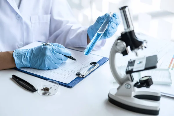 Wissenschaftler Oder Mediziner Laborkittel Arbeiten Biotechnologischen Labor Mikroskopausrüstung Für Die — Stockfoto