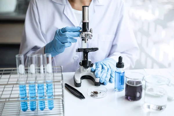 Biokemi Laboratorieforskning Chemist Analyserar Prov Laboratorium Med Mikroskop Utrustning Och — Stockfoto