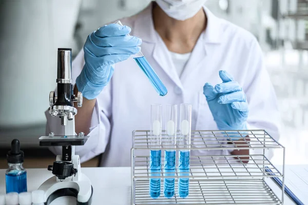Biokemi Laboratorieforskning Forskare Eller Läkare Lab Coat Innehav Provrör Med — Stockfoto