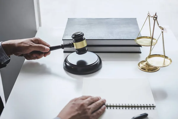 男性弁護士または裁判官は 契約書 法律書 木製のテーブルの上の砂利 法律事務所の司法弁護士 法律事務所の法律事務所の概念 — ストック写真