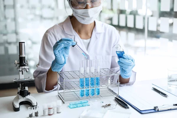 Biokémiai Laboratóriumi Kutatás Tudós Vagy Orvosi Laboratóriumi Köpenyben Tartó Kémcső — Stock Fotó
