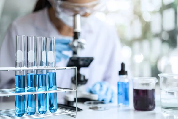 Biochemie Laboratoriumonderzoek Chemicus Analyseert Monster Laboratorium Met Microscoop Apparatuur Wetenschappelijke — Stockfoto