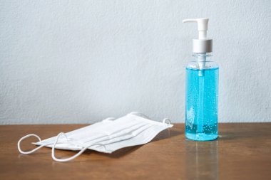 Tıbbi cerrahi maskeler ve hijyen koruma koronası virüsü veya antibakteriyel el el jeli..