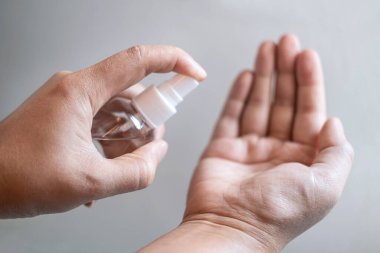 Kadınlar ellerini alkol spreyiyle yıkıyor. Temiz eller, hijyen önleme, koronavirüs ve diğer virüslerin dezenfeksiyonu..