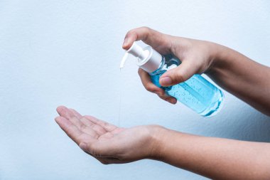 Elleri alkol jeliyle yıkayan kadınlar ellerini ovuşturur hijyen önleyici ve koronavirüs ve diğer virüslerin dezenfeksiyonunu önler..