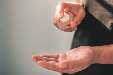Kadınlar ellerini alkol spreyiyle yıkıyor. Temiz eller, hijyen önleme, koronavirüs ve diğer virüslerin dezenfeksiyonu..
