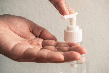Elleri alkol jeliyle yıkayan kadınlar ellerini ovuşturur hijyen önleyici ve koronavirüs ve diğer virüslerin dezenfeksiyonunu önler..