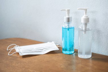Tıbbi cerrahi maskeler ve hijyen koruma koronası virüsü veya antibakteriyel el el jeli..