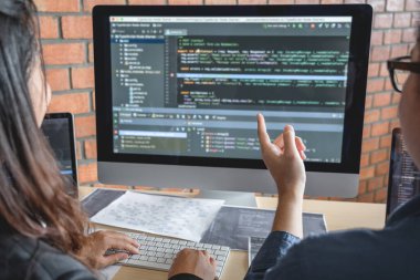 Yazılım geliştirme ofisinde çalışan, kod yazan ve veri kodu yazan programcılar, HTML, PHP ve javascript ile programlama.
