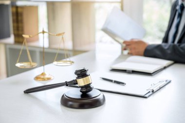 Yargıç tokmak Adalet avukatları, Avukat dava veya avukat mahkeme salonunda bir belge üzerinde çalışan, Hukuk hukuku, tavsiye ve adalet kavramı.