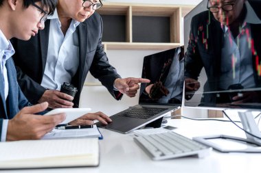 Bilgisayar, dizüstü bilgisayar, tartışma ve analiz iş ortağı hisse senedi grafikleri veri planlaması, finans ve yatırım konsepti ile borsa ticareti.