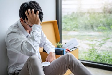 Tüm kişisel eşyalarını ve dosyalarını kahverengi bir karton kutuya koyan İşadamı, istifa etmek ve ofiste iptal sözleşmesi imzalamak için sinirlendi ve vurguladı..