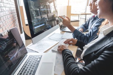 Yazılım geliştirme ofisinde çalışan, kod yazan ve veri kodu yazan programcılar, HTML, PHP ve javascript ile programlama.