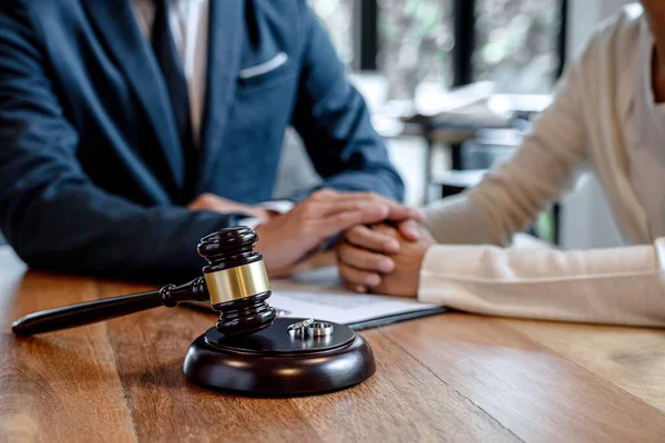 Giudice Gavel Due Anelli Matrimonio Oro Decreto Divorzio Scioglimento Annullamento — Foto Stock