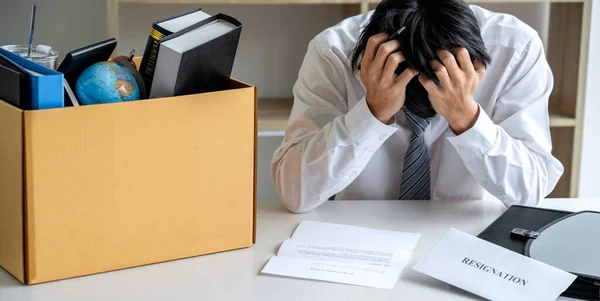 Bilder Vom Zusammenpacken All Seiner Persönlichen Sachen Und Akten Einen — Stockfoto