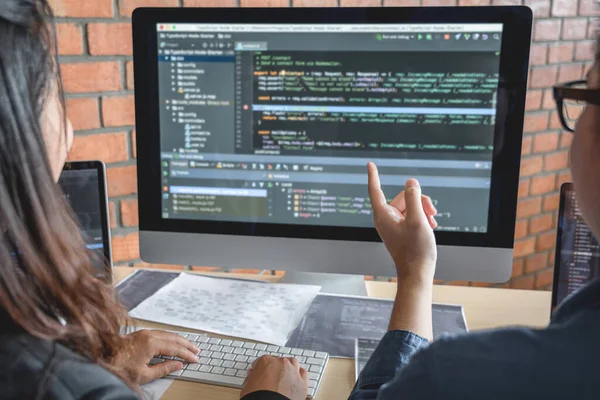 Yazılım geliştirme ofisinde çalışan, kod yazan ve veri kodu yazan programcılar, HTML, PHP ve javascript ile programlama.
