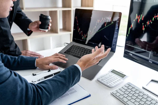 コンピュータ ラップトップ ディスカッション 株式チャートのデータ計画 財務および投資の概念とグラフ株式市場の取引を分析するビジネスチームパートナー — ストック写真