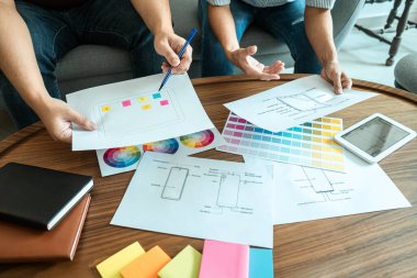 Profesyonel Web / Grafiksel Tasarımcı Planlama Yaratıcı Takımı, cep telefonu uygulaması ve geliştirme şablonu için web sitesi uygulaması çizimi, prototip wirefram süreci, Kullanıcı deneyimi.