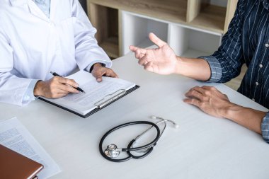 Tıp ve sağlık konsepti, Profesör Doktor teşhis raporunu sunar ve hasta hastalığıyla ilgili sonuçlar alındıktan sonra hasta tedavisi ile ilgili bir yöntem önerir..
