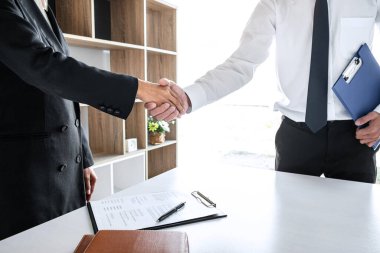 Yeni meslektaşları selamlamak, iş görüşmeleri sırasında el sıkışmak, iş görüşmesi, istihdam ve işe alım konsepti sonrasında erkek aday veya işverenle tokalaşmak.