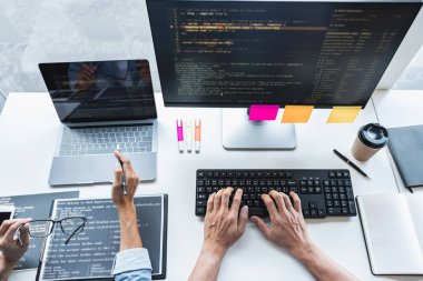 Şirket, kodlar ve yazma veri kodu, HTML, PHP ve javascript ile programlama geliştiren bir yazılım üzerinde çalışan ve işbirliği yapan iki profesyonel programcı.