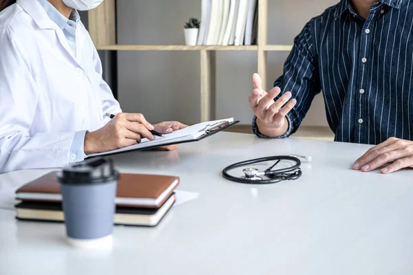 Läkaren Presenterar Rapport Diagnos Symptom Sjukdom Och Rekommenderar Något Metod — Stockfoto