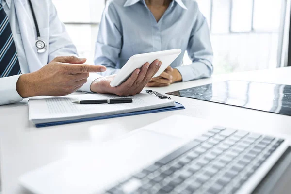 Professor Doctor Consulting Patient Discussing Something Recommend Treatment Methods Presenting — Stock Photo, Image