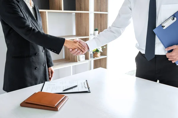 Saludo Los Nuevos Colegas Apretón Manos Durante Entrevista Trabajo Candidato — Foto de Stock