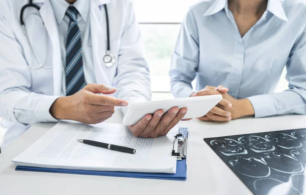 Profesor Doctor Consultando Con Paciente Discutiendo Algo Recomendando Métodos Tratamiento — Foto de Stock