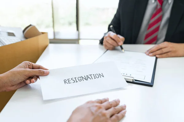 Obrázek Podnikatelky Jak Posílá Dopis Rezignaci Svému Šéfovi Změna Zaměstnání — Stock fotografie